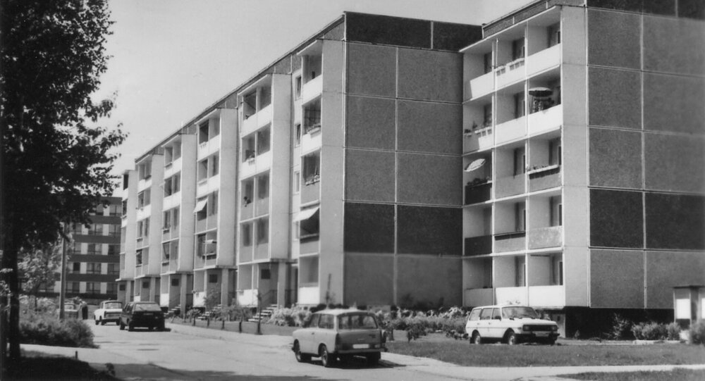 Blick in die kleine Straße "Ginsterweg"(früher Paula-Gürth-Straße) Wohnhaus und Giebel in DDR-Plattenbauweise. Im Hintergrund das Seniorenheim "Käthe Kollwitz"