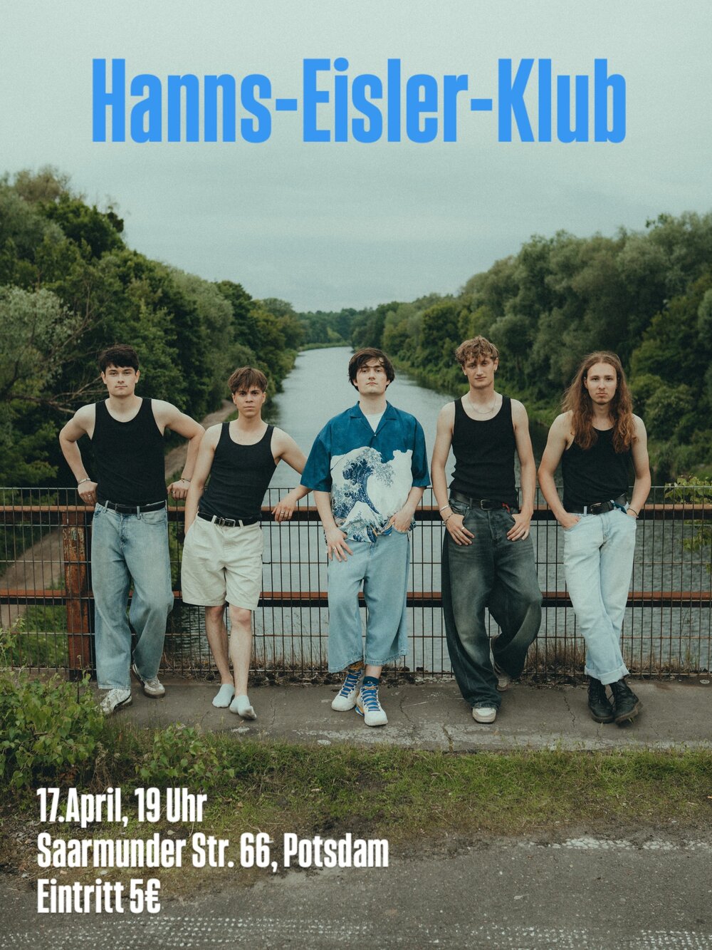 die fünf Jungs der Band auf einer Brücke stehend, dahinter ein Kanal