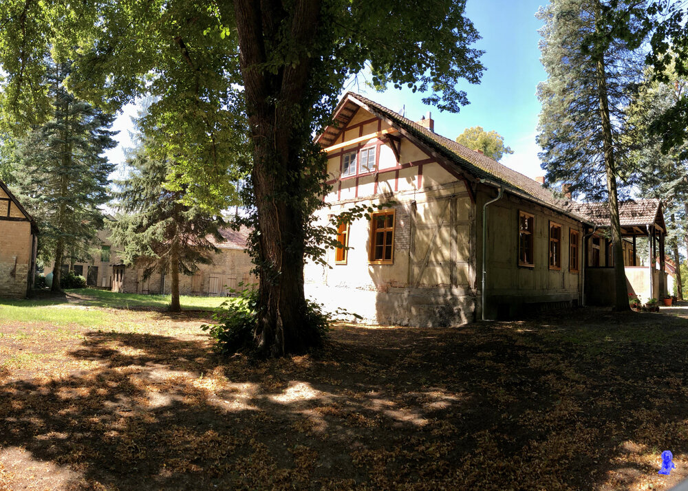 Alter Hof mit Fachwerkhaus und Stall im Wald