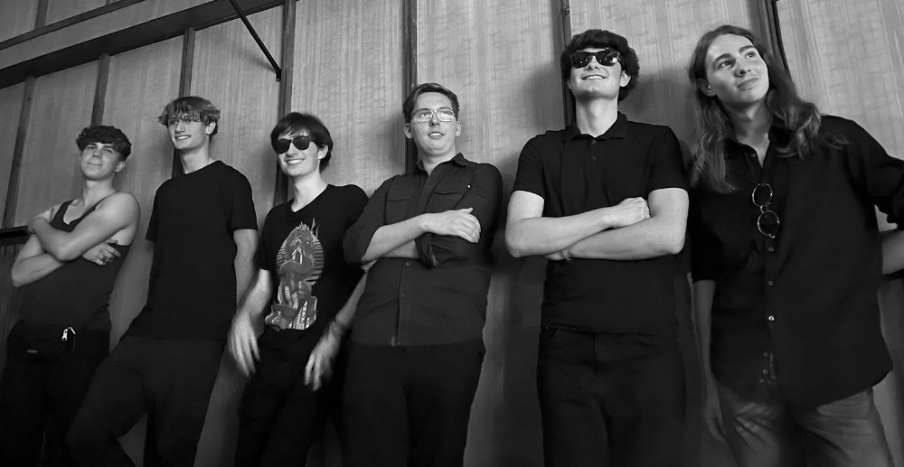 Bild der sechs Mitglieder der Band "The solid preachers club" vor einer Studiowand
